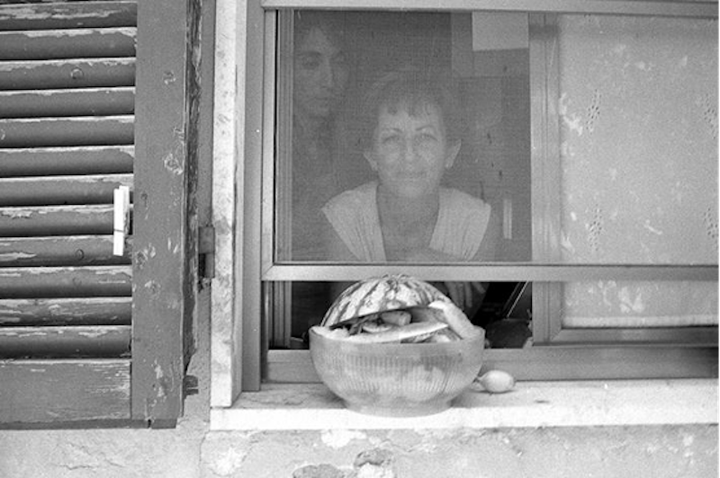 Moira Ricci, Mamma alla finestra, dalla serie 20.12.53-10.08.04, 2004-2014 © Moira Ricci, Museo di Fotografia Contemporanea, Milano-Cinisello Balsamo