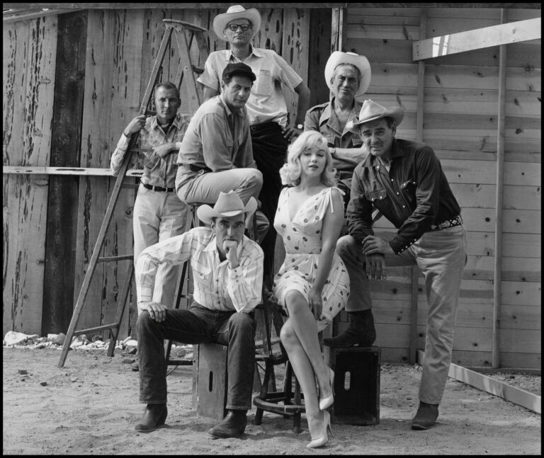 USA. Reno, Nevada. 1960. Film set of "The Misfits" by John HUSTON, with US actors Marilyn Monroe, Clark Gable, Montgomery Clift and Eli Wallach and writer Arthur Miller © Magnum Photos