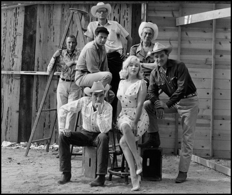 USA. Reno, Nevada. 1960. Film set of "The Misfits" by John HUSTON, with US actors Marilyn Monroe, Clark Gable, Montgomery Clift and Eli Wallach and writer Arthur Miller © Magnum Photos