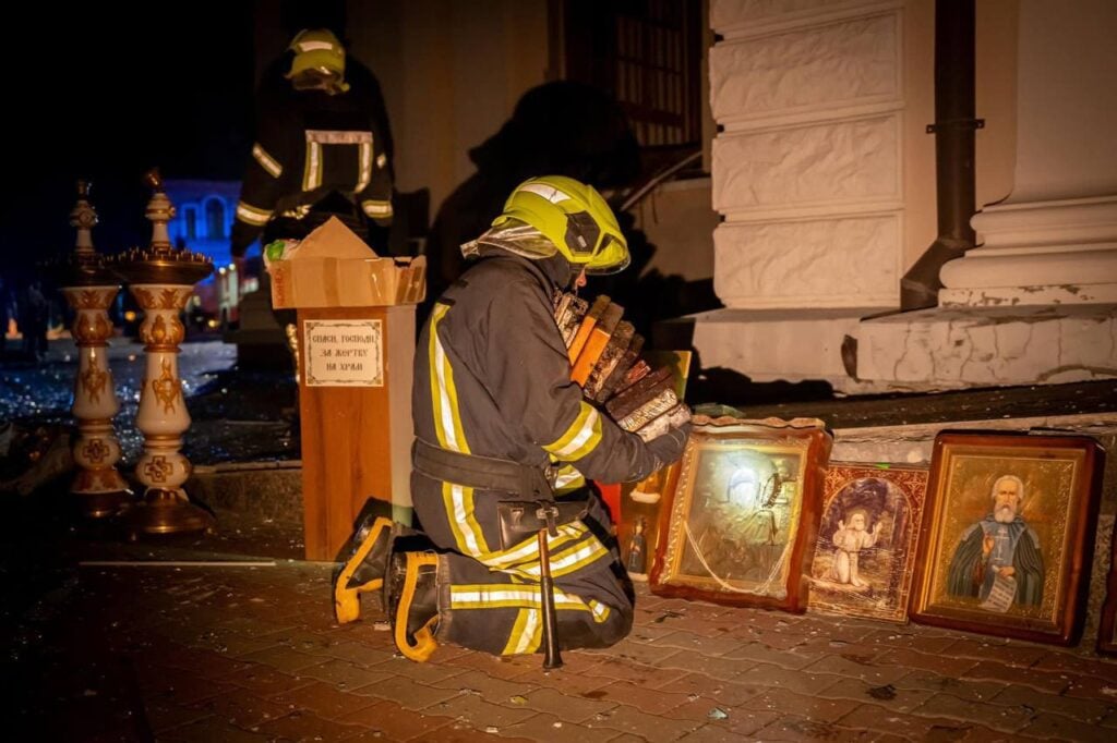 Un primo soccorritore raccoglie icone presso la Cattedrale della Trasfigurazione di Odessa dopo che è stata gravemente danneggiata da un attacco missilistico russo sulla città il 23 luglio 2023 (dal governatore di Odessa Oleh Kiper via Telegram)