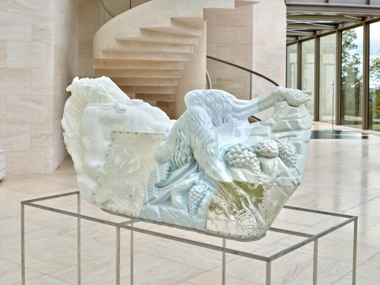 Oliver Laric, Reclining Pan, 2021, Veduta dell’installazione presso Mudam, Lussemburgo, 2023. Courtesy l’artista e Tanya Leighton, Berlin e Los Angeles