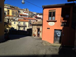 Le porte abbandonate dei borghi calabresi diventano opere d’arte a cielo aperto