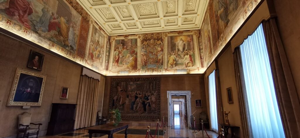 Palazzo Lateranense, Sala degli Apostoli con falsi arazzi affrescati. Photo Thomas Villa