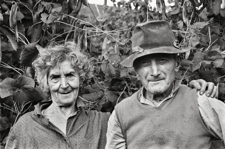 Paola Agosti, Angela Galliano con il marito Michele Travaglio, Serravalle Langhe, 1977. Tratto da Immagine del mondo dei vinti