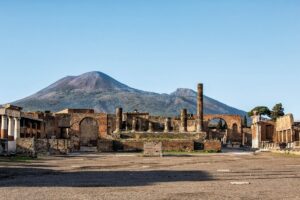 Critiche, polemiche e meme per il famoso “treno diretto Roma-Pompei” a cadenza mensile. Che diventa settimanale