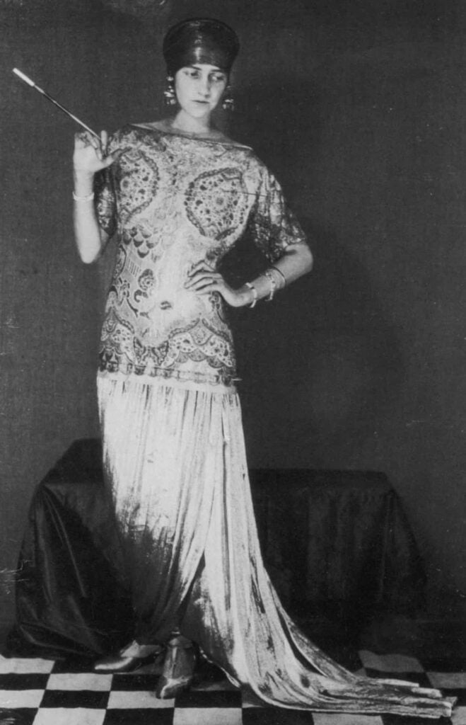 Peggy Guggenheim fotografata da Man Ray in un abito disegnato da Paul Poiret nel 1925