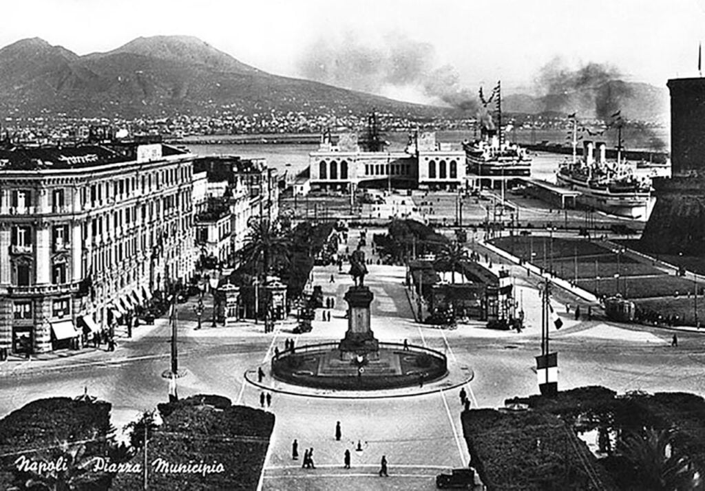 Passato, presente e futuro di piazza Municipio a Napoli