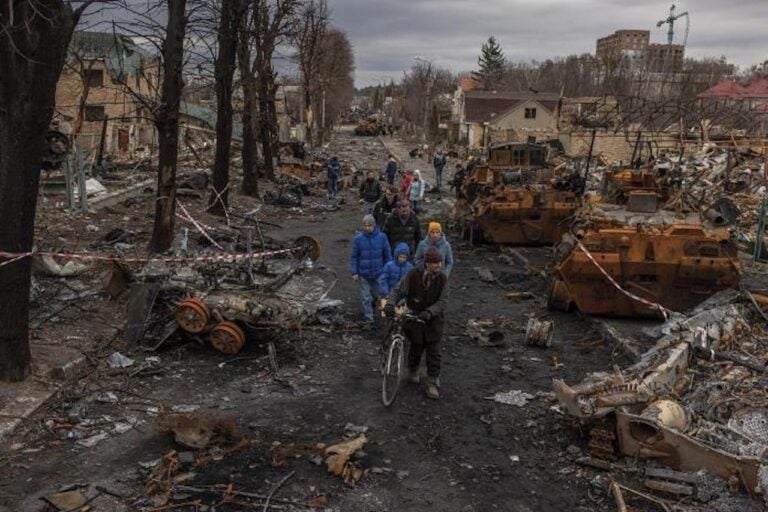 Roman Pilipey, Blindati russi distrutti nelle strade della città riconquistata dall'esercito ucraino, EPA ANSA, Bucha, Ucraina, 6 aprile 2022