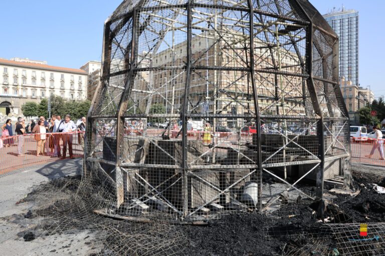 Scheletro Venere degli Stacci, Michelangelo Pistoletto. Foto via comune.napoli.it