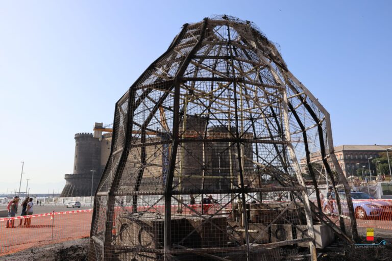 Scheletro Venere degli Stacci, Michelangelo Pistoletto. Foto via comune.napoli.it