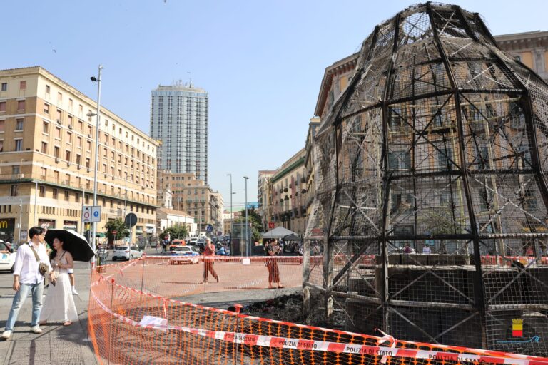 Scheletro Venere degli Stacci, Michelangelo Pistoletto. Foto via comune.napoli.it