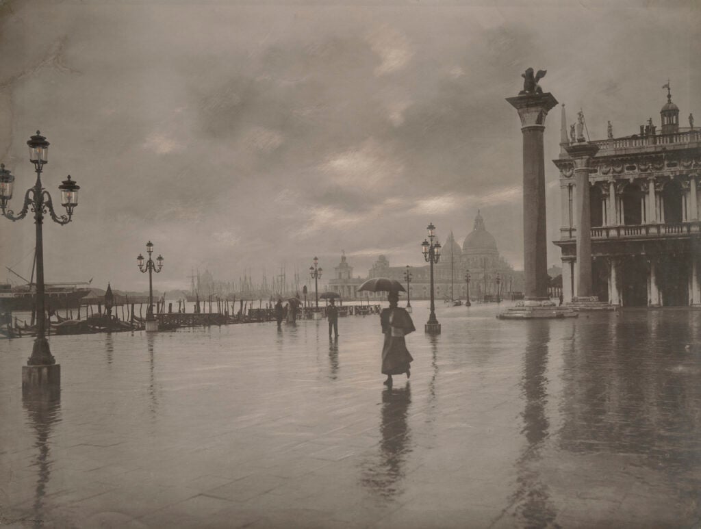 Stabilimento Giacomo Brogi, Piazzetta di San Marco con effetto di pioggia, Venezia 1910 ca., stampa alla gelatina ai sali d’argento su carta. Archivi Alinari, Firenze