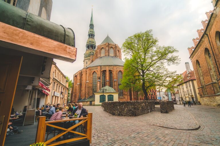 Veduta anteriore della grandiosa Chiesa di San Pietro. Courtesy Magnetic Latvia. Photo Caspar Diederik