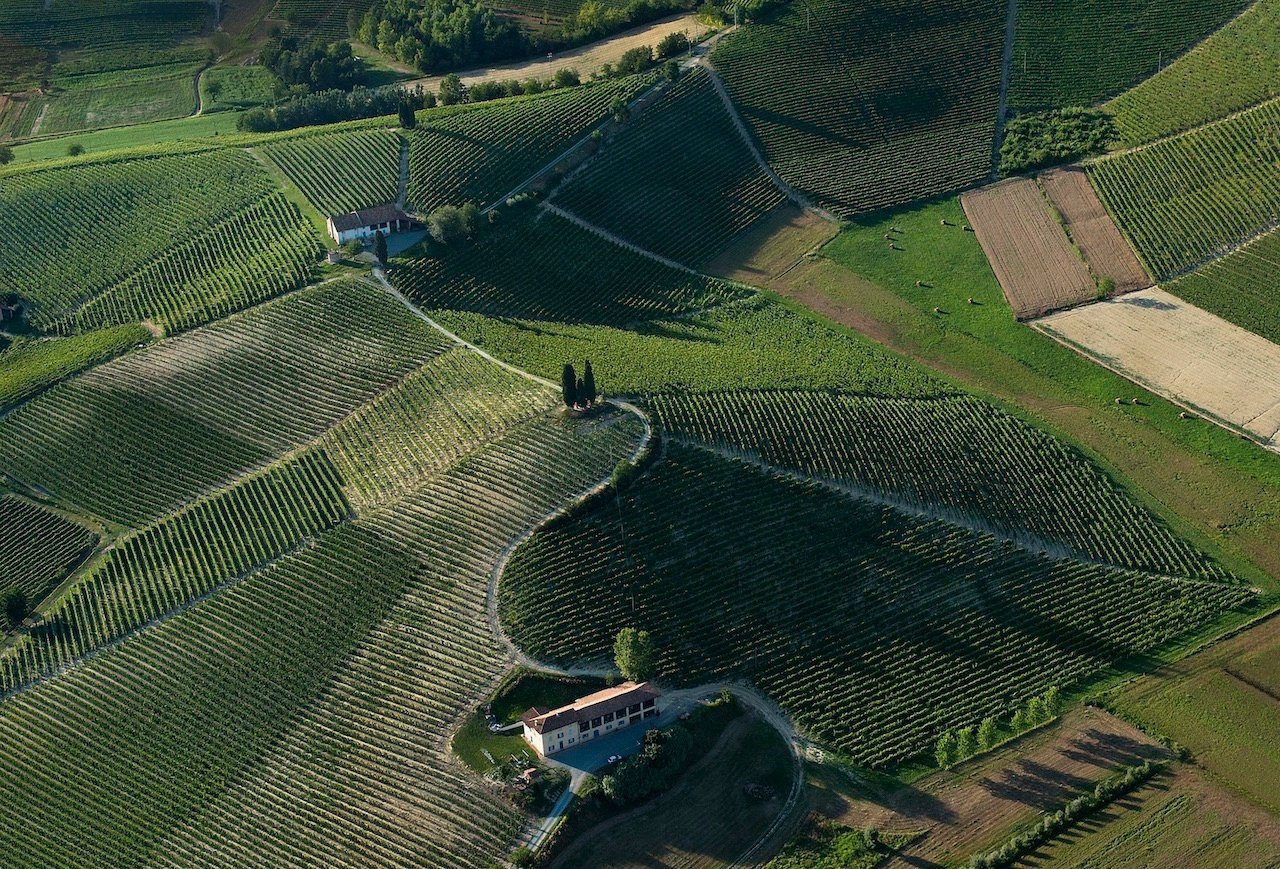 Vista aerea della Tenuta La Court, Asti