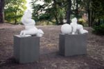 Wal, A destra Partenza, 2012, Fiberglass verniciata e ferro smaltato, cm 109 x 147 x 48; a sinistra Giocoliere, 2012, Fiberglass verniciata e ferro smaltato, cm 95 x 172 x 95