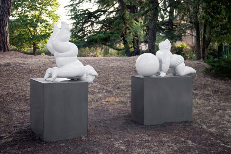 Wal, ARIGHT Departure, 2012, painted fiberglass and enameled iron, 109 x 147 x 48 cm;  left Giocoliere, 2012, painted fiberglass and enameled iron, 95 x 172 x 95 cm