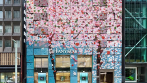 A Tokyo il super artista Damien Hirst crea un’opera d’arte per lo store di Tiffany&Co
