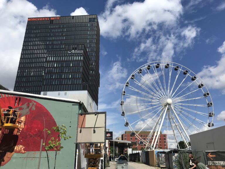 © Photo Dario Bragaglia, Monaco di Baviera. Werksviertel. La ruota panoramica e il Werk 4