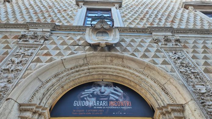 Ingresso Palazzo dei Diamanti, mostra Guido Harari