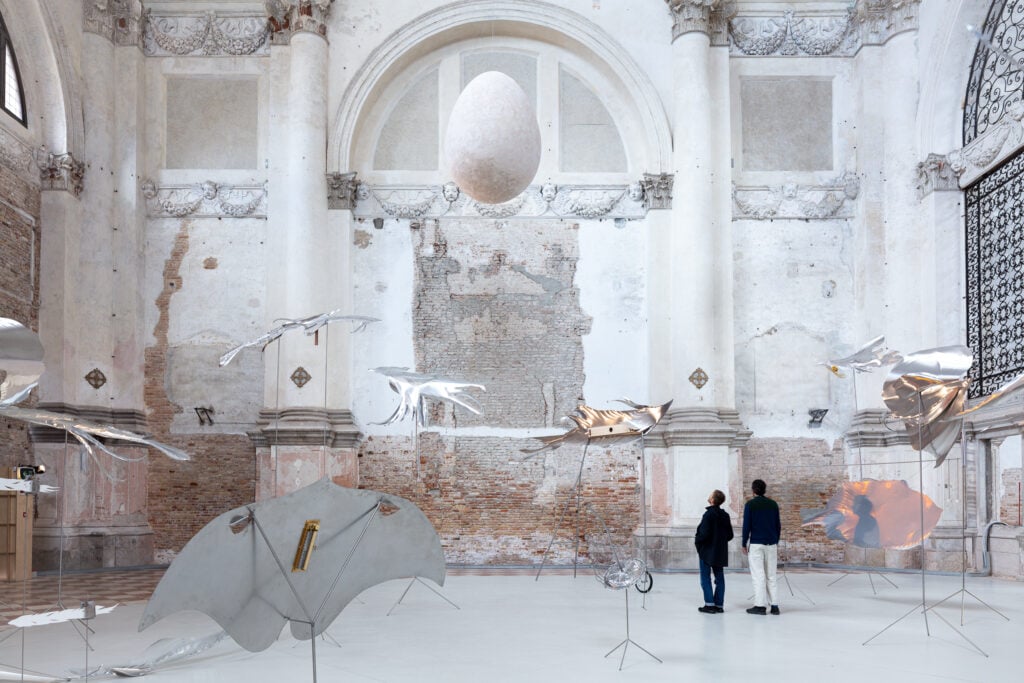 Petrit Halilaj e Álvaro Urbano, Ensemble lunare per mari in rivolta, 2023. Veduta della mostra Thus waves come in pairs, Ocean Space, Venezia. Cortesia degli artisti e ChertLüdde, Berlino; kurimanzutto, Città Messico / New York; Mennour, Parigi; Travesía Cuatro, Madrid / Città del Messico / Guadalajara. Foto: gerdastudio
