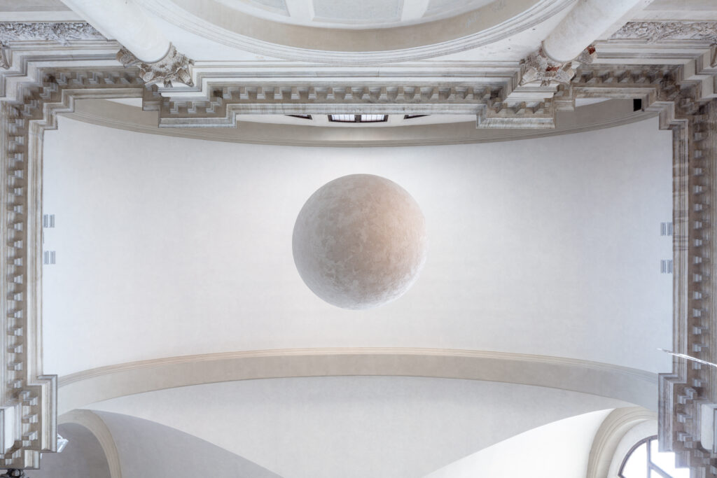 Petrit Halilaj e Álvaro Urbano, Ensemble lunare per mari in rivolta, 2023. Veduta della mostra Thus waves come in pairs, Ocean Space, Venezia. Cortesia degli artisti e ChertLüdde, Berlino; kurimanzutto, Città Messico / New York; Mennour, Parigi; Travesía Cuatro, Madrid / Città del Messico / Guadalajara. Foto: gerdastudio