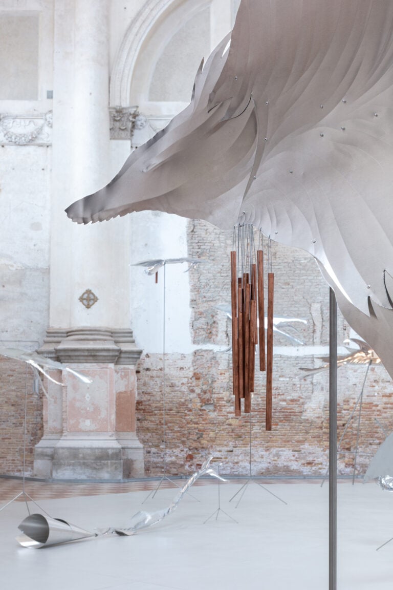 Petrit Halilaj e Álvaro Urbano, Ensemble lunare per mari in rivolta, 2023. Veduta della mostra Thus waves come in pairs, Ocean Space, Venezia. Cortesia degli artisti e ChertLüdde, Berlino; kurimanzutto, Città Messico / New York; Mennour, Parigi; Travesía Cuatro, Madrid / Città del Messico / Guadalajara. Foto: gerdastudio