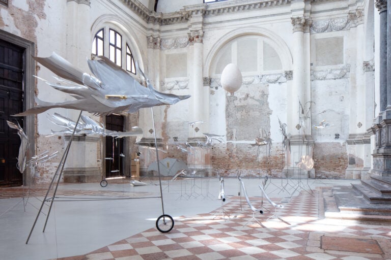 Petrit Halilaj e Álvaro Urbano, Ensemble lunare per mari in rivolta, 2023. Veduta della mostra Thus waves come in pairs, Ocean Space, Venezia. Cortesia degli artisti e ChertLüdde, Berlino; kurimanzutto, Città Messico / New York; Mennour, Parigi; Travesía Cuatro, Madrid / Città del Messico / Guadalajara. Foto: gerdastudio