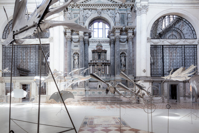 Petrit Halilaj e Álvaro Urbano, Ensemble lunare per mari in rivolta, 2023. Veduta della mostra Thus waves come in pairs, Ocean Space, Venezia. Cortesia degli artisti e ChertLüdde, Berlino; kurimanzutto, Città Messico / New York; Mennour, Parigi; Travesía Cuatro, Madrid / Città del Messico / Guadalajara. Foto: gerdastudio