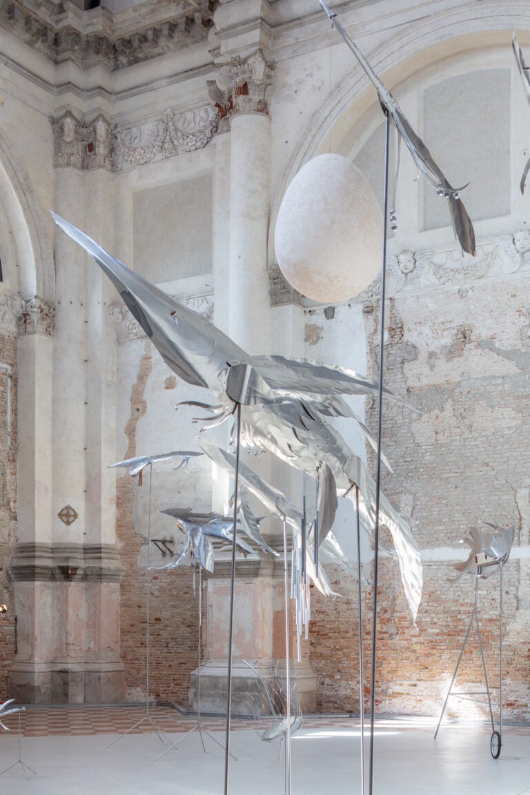 Petrit Halilaj e Álvaro Urbano, Ensemble lunare per mari in rivolta, 2023. Veduta della mostra Thus waves come in pairs, Ocean Space, Venezia. Cortesia degli artisti e ChertLüdde, Berlino; kurimanzutto, Città Messico / New York; Mennour, Parigi; Travesía Cuatro, Madrid / Città del Messico / Guadalajara. Foto: gerdastudio