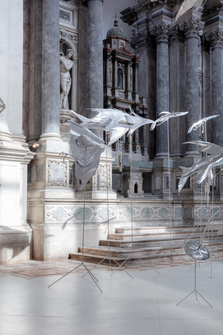 Petrit Halilaj e Álvaro Urbano, Ensemble lunare per mari in rivolta, 2023. Veduta della mostra Thus waves come in pairs, Ocean Space, Venezia. Cortesia degli artisti e ChertLüdde, Berlino; kurimanzutto, Città Messico / New York; Mennour, Parigi; Travesía Cuatro, Madrid / Città del Messico / Guadalajara. Foto: gerdastudio