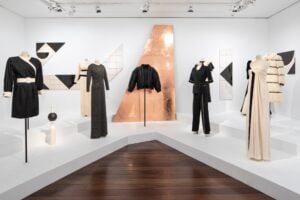 Tutte le forme di Yves Saint Laurent in mostra a Parigi 