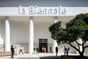Lanciata la petizione per escludere l’Iran dalla Biennale d’Arte di Venezia 2024. Ma l’ente non può farci nulla