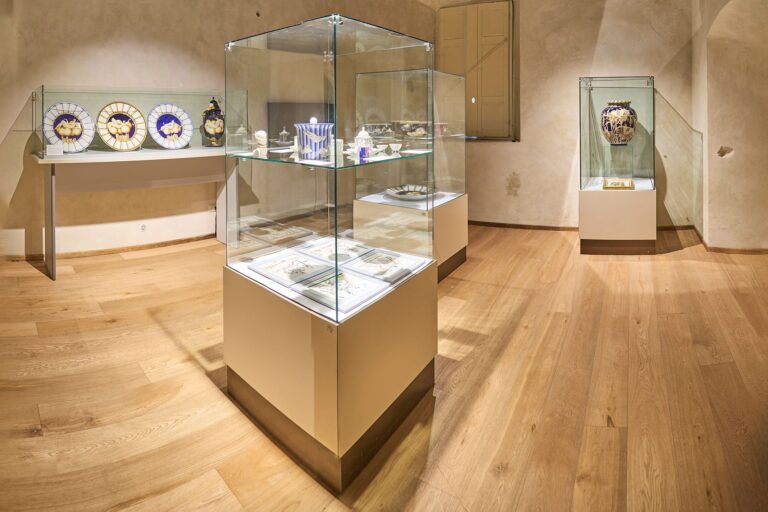 Un centenario e cento pezzi: Richard-Ginori e Gio Ponti in una collezione lavenese. Allestimento mostra. Ph Massimo Zanderin