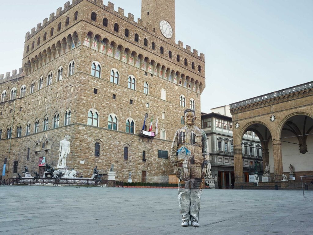 Liu Bolin – Hiding in Florence