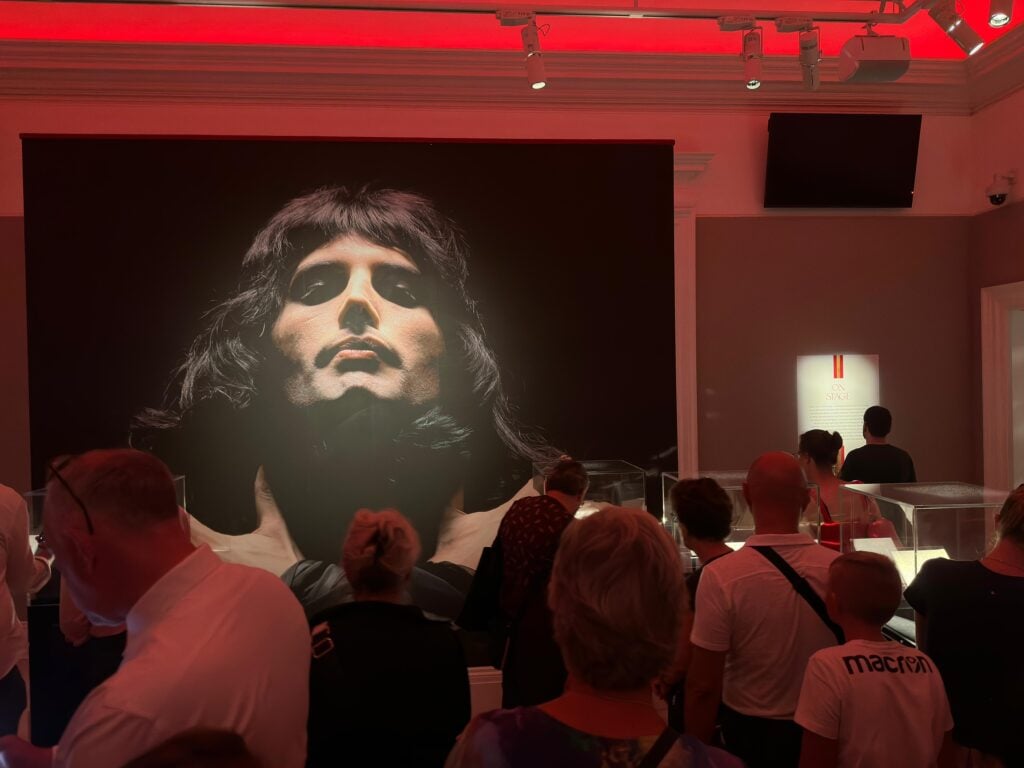 A Londra la mega mostra e asta su Freddie Mercury  --- (Fonte immagine: https://www.artribune.com/wp-content/uploads/2023/08/A-World-of-his-own-Da-Sothebys-a-Londra-lamostra-e-asta-di-Freddie-Mercury22-1024x768.jpeg)