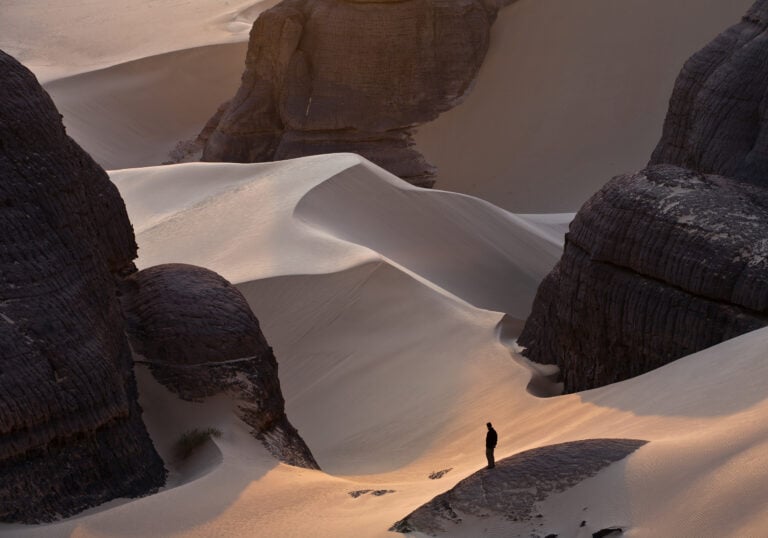 Algeria, Sahara meridionale, Tassili du Hoggar. L'incredibile paesaggio sabbioso del deserto sahariano in mezzo a pinnacoli di roccia di origine vulcanica