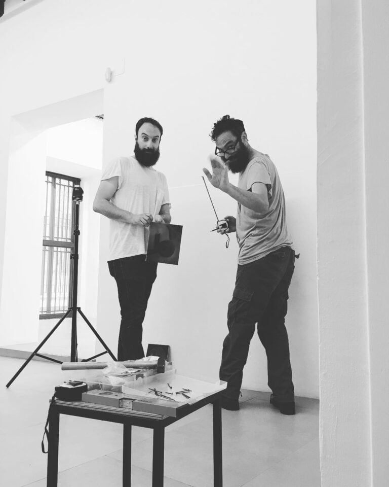 Antonio Grulli e Francesco De Grandi durante l'allestimento di Salon Palermo 2. RizzutoGallery, Palermo, luglio 2022