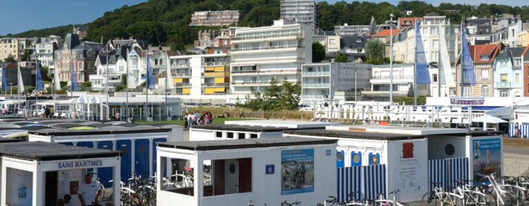 Bains maritimes sur la plage du Havre. Credit Le Havre etretat tourisme