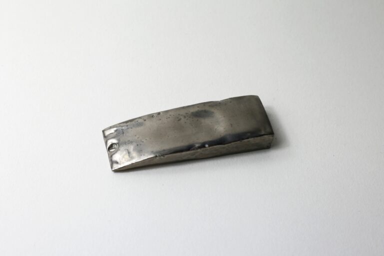 Carmela De Falco, Untitled (an always open door) n.1, 2021. Porcellana, pigmento d’argento, 8x3x1 cm. Courtesy l’artista