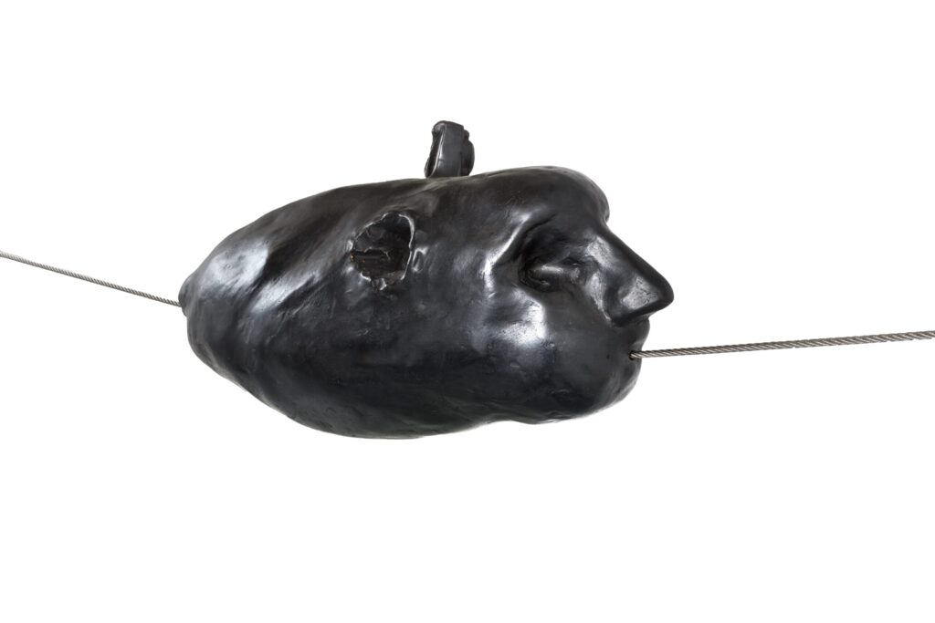 Enzo Cucchi, Mirare, 2016, bronzo, cavo in acciaio 26x53x19 cm, dim variabili. Courtesy l’Artista e Galleria Zero, Milano. Photo Gino Di Paolo
