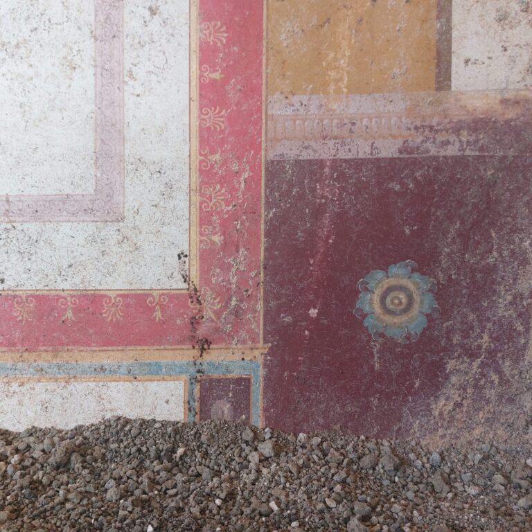 Frammenti della decorazione del peristilio (portico colonnato) superiore, Villa San Marco Stabia