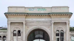 Writer vandali imbrattano la facciata della Galleria Vittorio Emanuele II a Milano