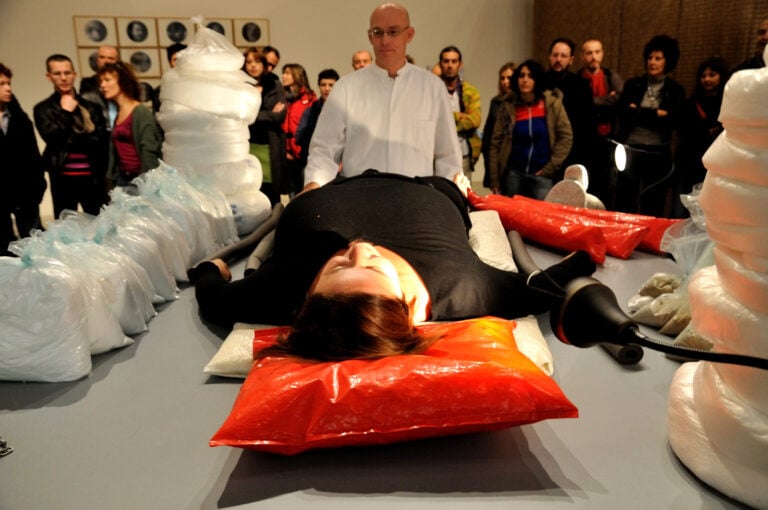 Placebo Treatment, performance del coreografo tedesco Felix Ruckert al MAMbo – Museo d'Arte Moderna di Bologna nel 2008. Photo Stefania Biamonti