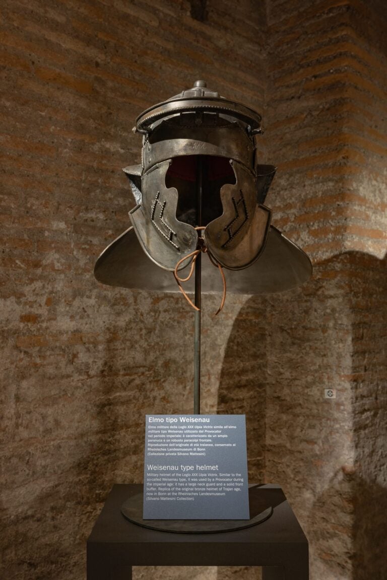 Gladiatori Mostra Colosseo Elmo militare della Legio XXX Ulpia Victrix copia dal Rheinisches Landesmuseum di Bonn © Parco archeologico del Colosseo