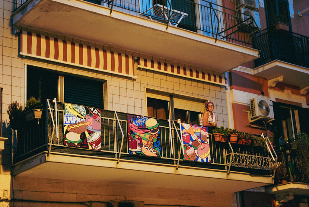 A Bari le mostre di arte contemporanea si fanno sui balconi
