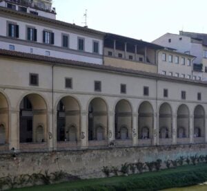 A Firenze hanno perfino imbrattato il Corridoio Vasariano