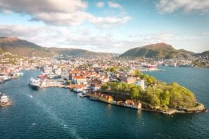 Cosa fare e cosa vedere a Bergen, la capitale medievale e contemporanea dei fiordi 