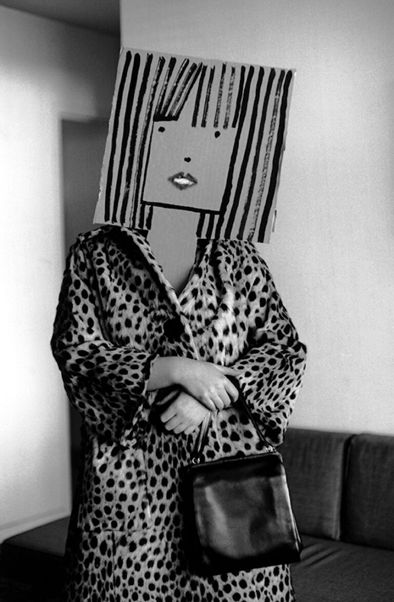 Inge Morath, Giovane donna con la pelliccia, dalla serie maschere, 1961