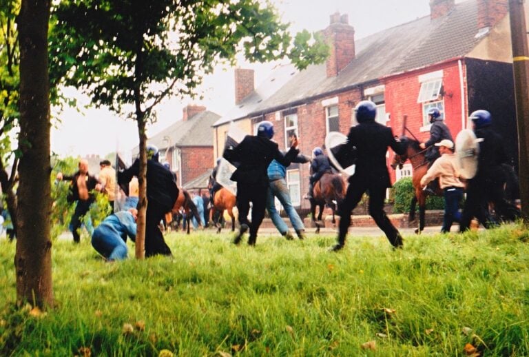 Jeremy Deller, The Battle of Orgreave, 17 giugno 2001, Orgreave (South Yorkshire). Courtesy of the artist