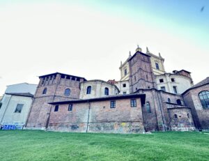 Milano: Galleria ripulita dai graffiti in 24 ore, Basilica di San Lorenzo imbrattata da mesi